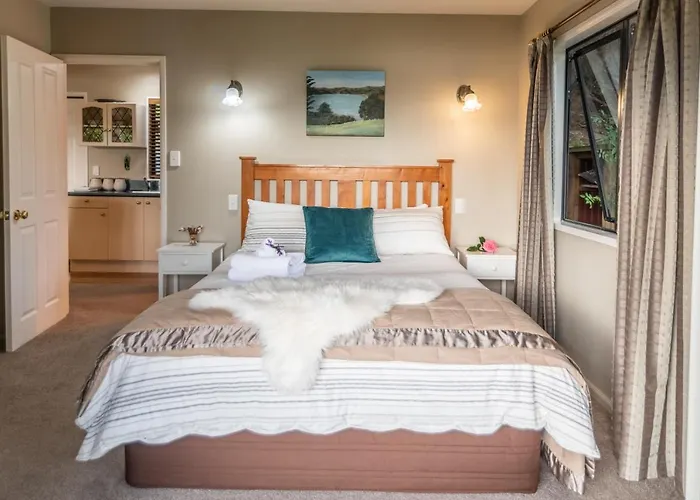 Overton Cottage - Akaroa Holiday Home