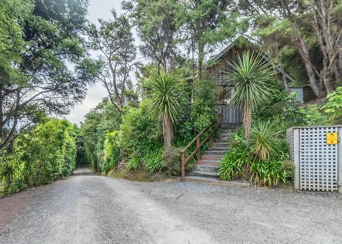 Overton Cottage - Akaroa Holiday Home